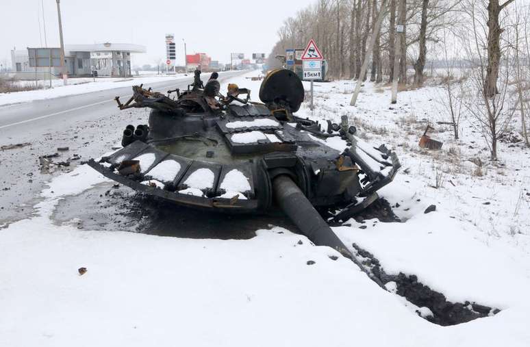 Parte de um tanque destruído perto de Kharkiv — vários países forneceram armas antitanque para a Ucrânia