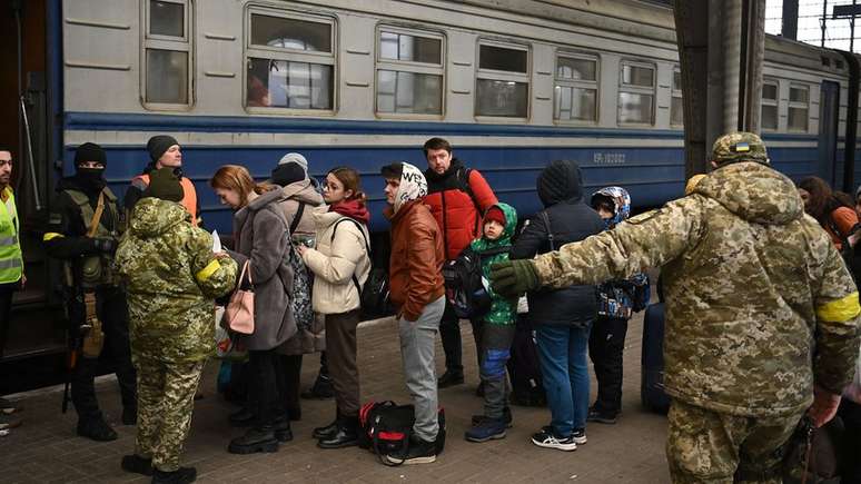 Ucranianos têm deixado a cidade de Lviv em trens com destino à Polônia