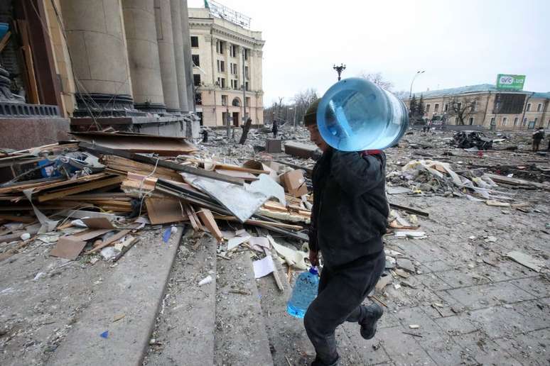 Mísseis e foguetes russos atingiram o coração cultural de Kharkiv, a segunda maior cidade da Ucrânia, em 1º de março