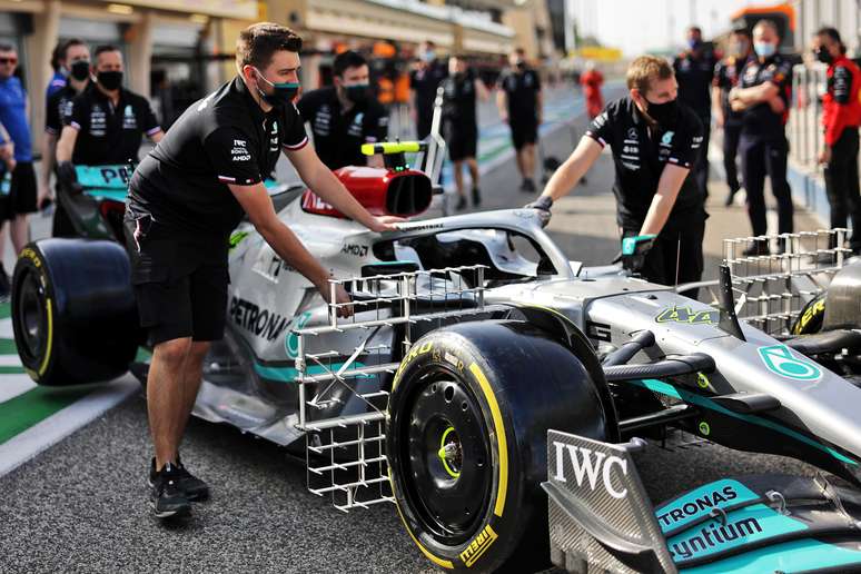 Vista de frente do W13 da Mercedes para os testes no Bahrein 