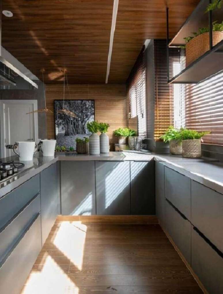 49. Quartzo cinza para cozinha em U decorada com revestimento de madeira e arm&aacute;rios planejados &ndash; Foto: Casa de Valentina