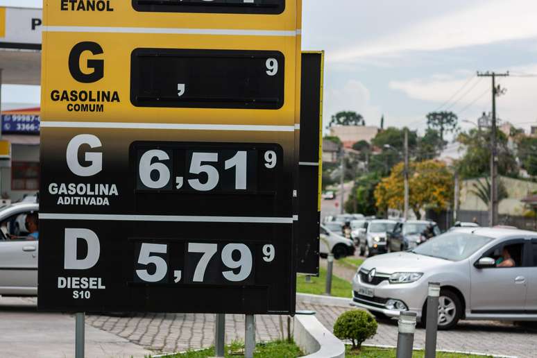 Após anúncio da Petrobras, postos de gasolina subira os preços da gasolina e do diesel 