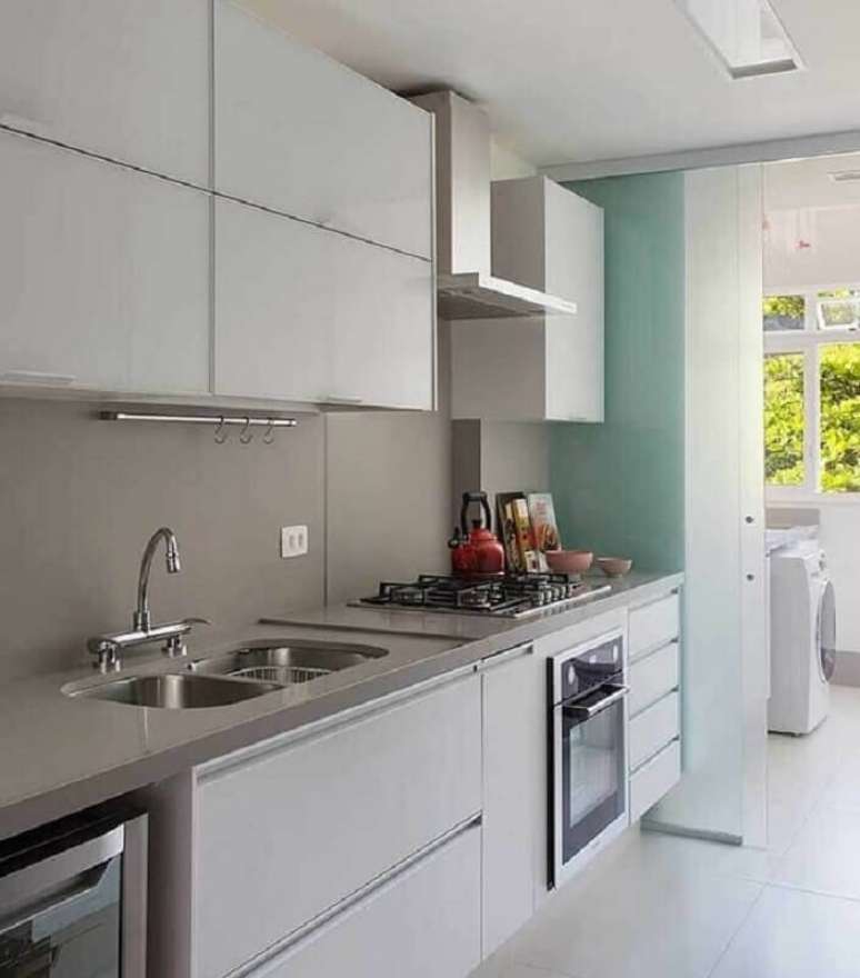 28. Cozinha pequena decorada com bancada de quartzo cinza claro e arm&aacute;rios brancos planejados &ndash; Foto: S3 Mercen&aacute;ria