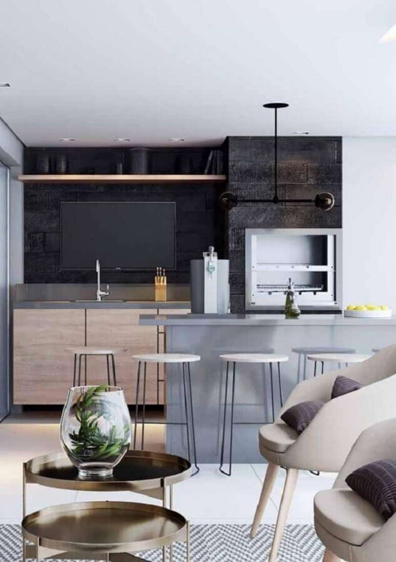 8. &Aacute;rea de churrasqueira decorada com bancada de quartzo cinza claro e banquetas modernas &ndash; Foto: Decor F&aacute;cil