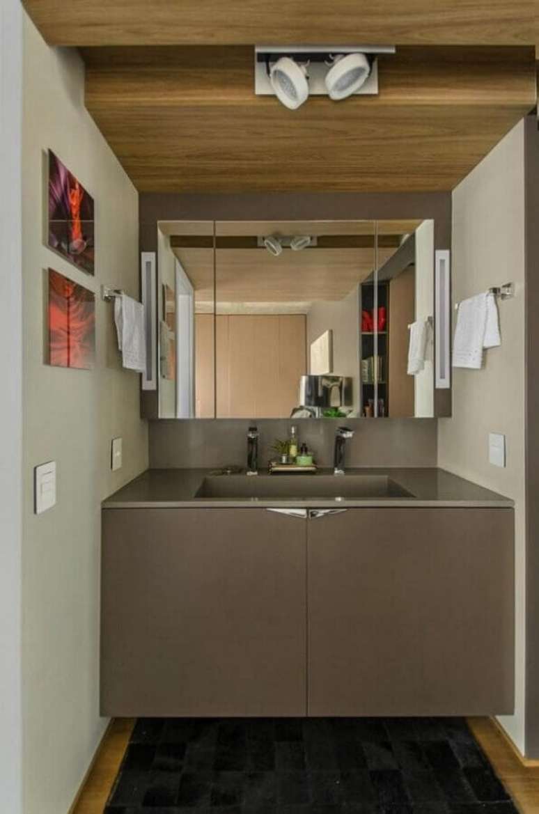 17. Banheiro pequeno decorado com bancada de quartzo cinza escuro &ndash; Foto: Ana Mahler