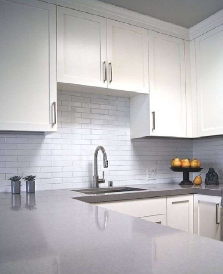14. Bancada de quartzo cinza na cozinha moderna toda branca &ndash; Foto: Apartment Therapy