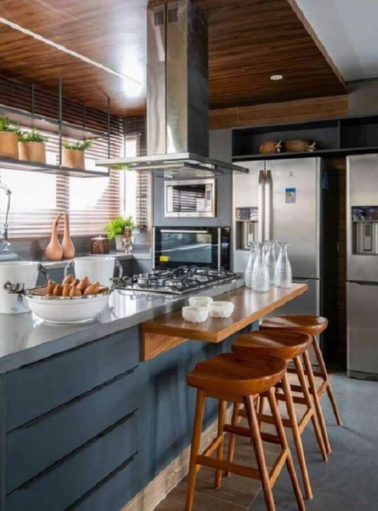 13. Bancada de quartzo cinza e mesa para refei&ccedil;&otilde;es r&aacute;pidas em madeira para decora&ccedil;&atilde;o de cozinha planejada &ndash; Foto: Casa de Valentina