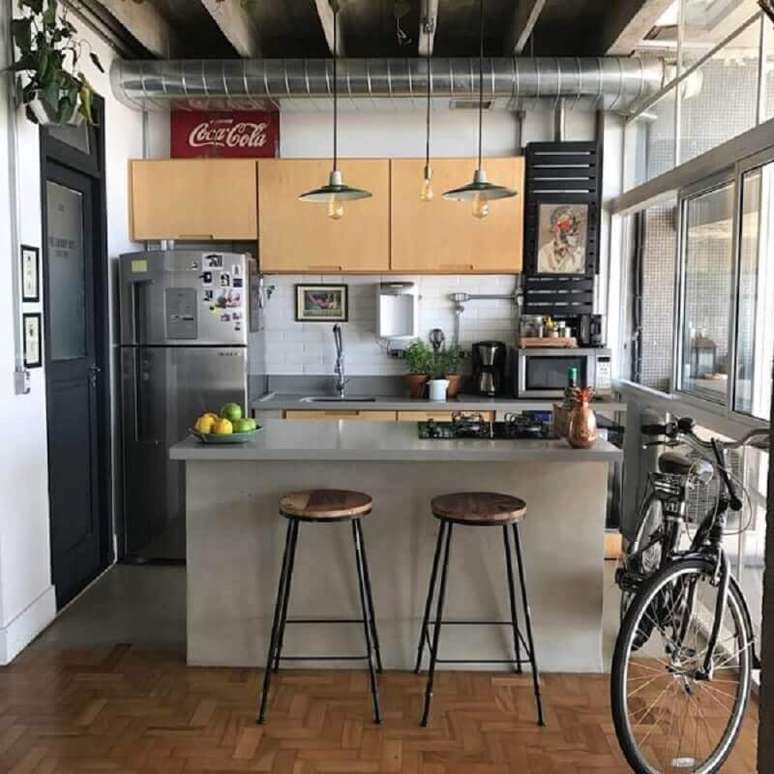 23. Cozinha americana pequena decorada com quartzo cinza claro &ndash; Foto: Arkpad