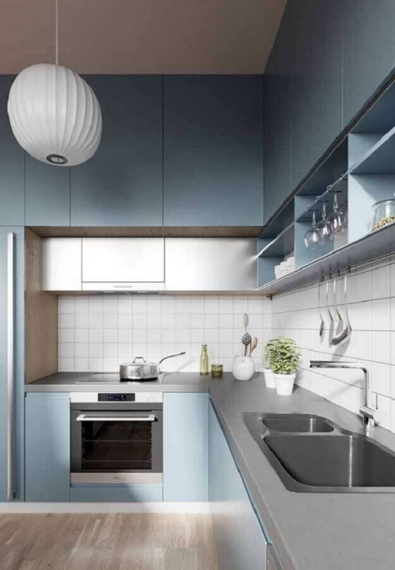 24. Cozinha azul de canto planejada com bancada de quartzo cinza &ndash; Foto: Decor F&aacute;cil