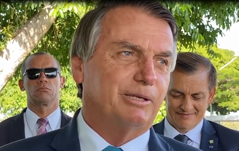 Bolsonaro cita prejuízos em governos do PT para não interferir na Petrobrás