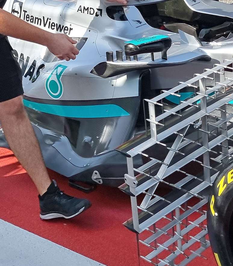 A Mercedes joga pesado para se manter na frente. Será que a nova lateral resolve?