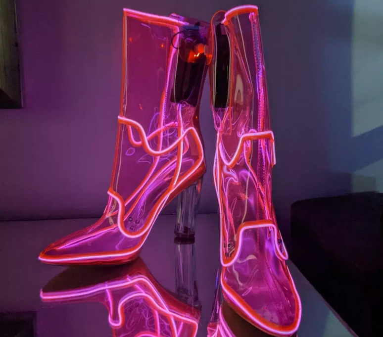 A bota rosa neon da Jade Picon repercutiu muito recentemente -