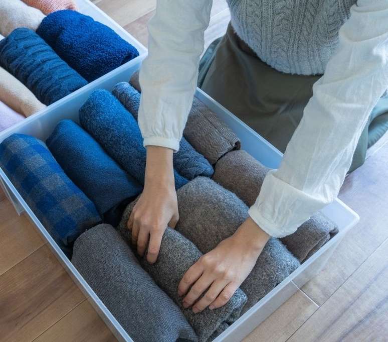 Enrolar as roupas em vez de dobr&aacute;-las &eacute; uma dica preciosa para economizar espa&ccedil;o - Shutterstock