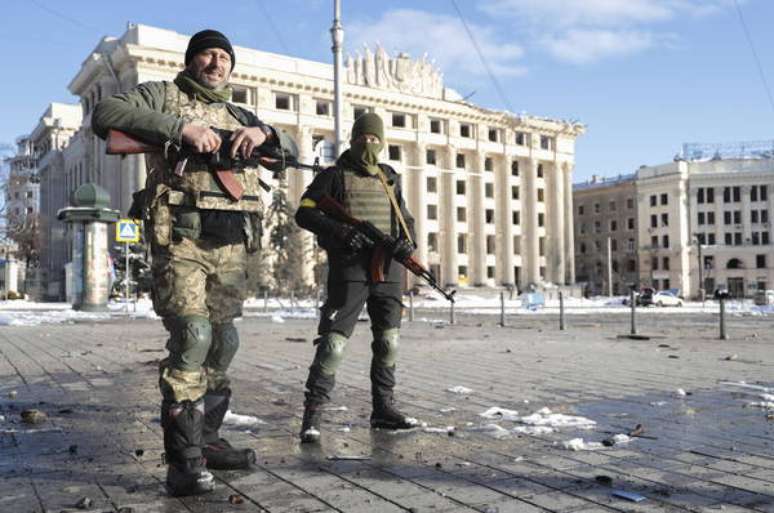 Soldados ucranianos em Kharkiv, nordeste do país