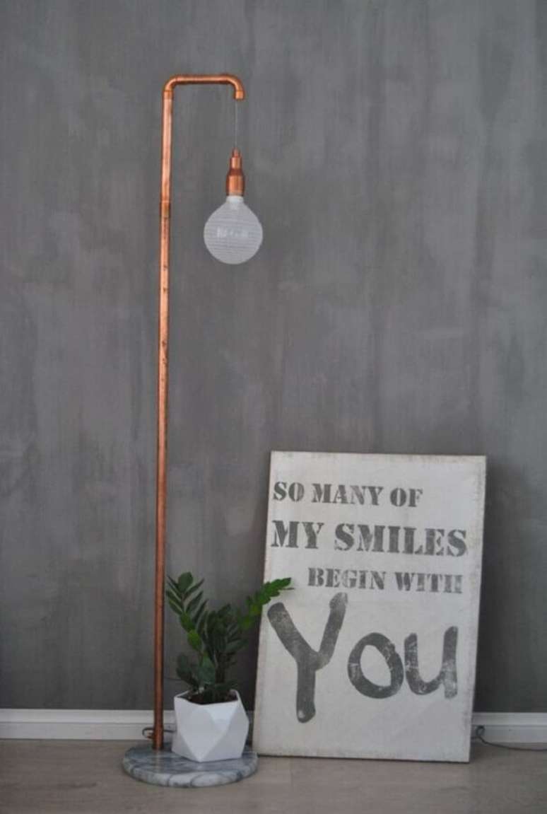 3. Lumin&aacute;ria de ch&atilde;o minimalista para decora&ccedil;&atilde;o em corredor com parede de cimento queimado &ndash; Foto: Zume Arquitectura