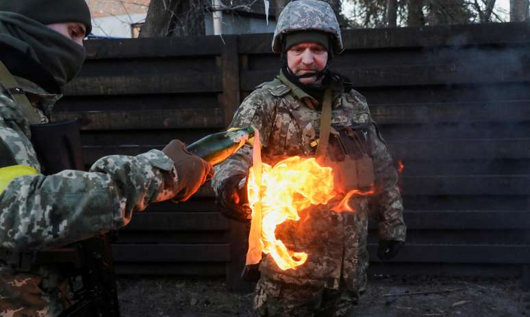 Soldados preparam coquetel Molotov para atirar contra os russos em Kiev