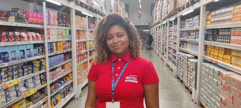 Camila Oliveira, coordenadora de Operações na Tenda Atacado, defende que bolsas de estudos podem ajudar a impulsionar funcionários na base da pirâmide empresarial. 