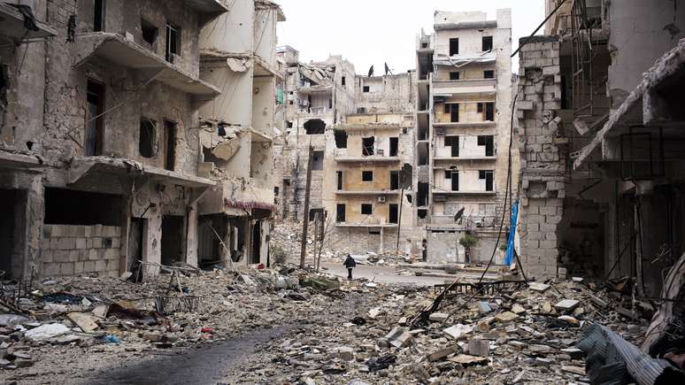 Esta rua de Aleppo (Síria), devastada em janeiro de 2017, é exemplo da tática russa