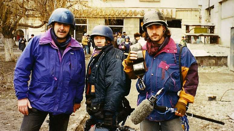 Bowen (esq.) cobriu a guerra em Grozny em 1995 com Scott Hillier e Steve Lidgerwood