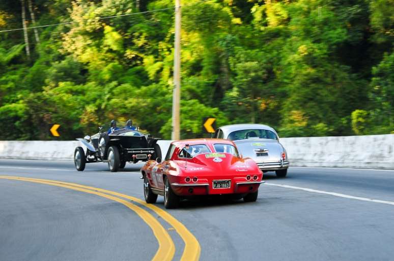 Rolls Royce, Jaguar e Corvette nas estradas.