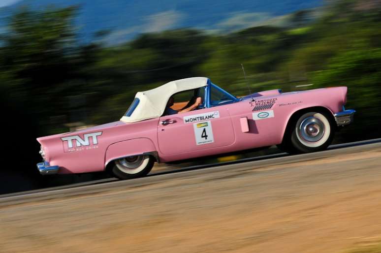 Clássicos como o Ford Thunderbird são atrações nas estradas.