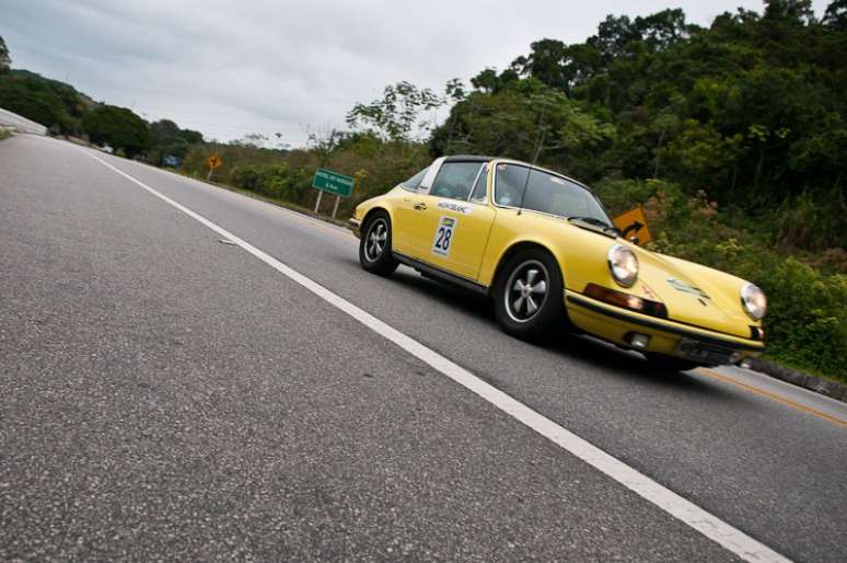 Modelos esportivos como o Porsche 911 são presença certa.