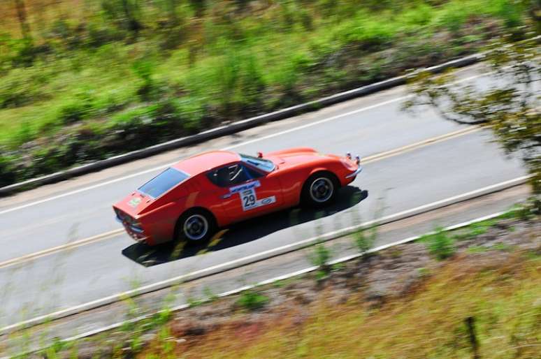 Presença de carros clássicos brasileiros, como o Puma, é outra atração.