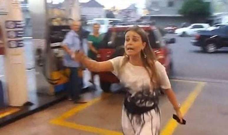 Personagem Carminha, de Adriana Esteves na novela 'Avenida Brasil', aparece em montagem feita a partir do vídeo que viralizou nas redes sociais com mulher protestando em posto de combustível lotado