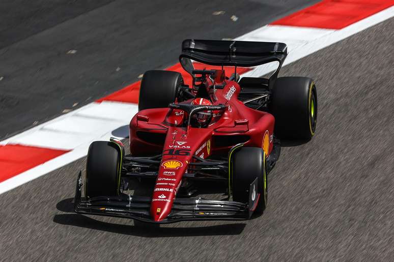 Leclerc testa a Ferrari F1-75 em Sakhir