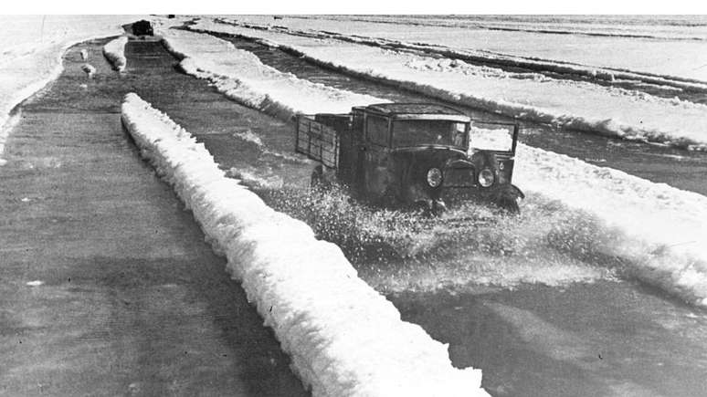 Um lago era uma das poucas rotas de fuga e acesso para alimenta&ccedil;&atilde;o