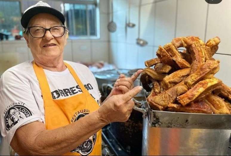 Tia Lurdes comanda restaurante que tem o torresmo gigante como carro-chefe (Foto: Reprodução/Twitter)