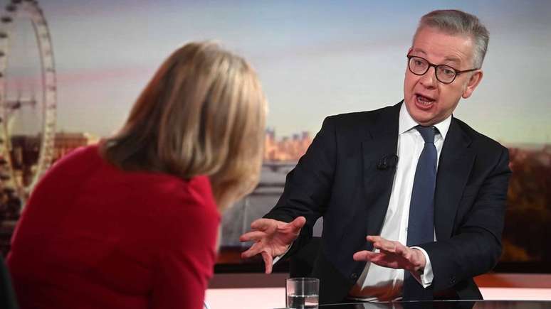 Secretário de Habitação Michael Gove também anunciou que governo vai pagar 350 libras (R$ 2.300) por mês a quem oferecer acomodação no Reino Unido a atingidos por conflito