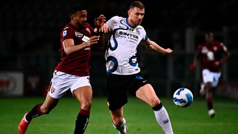 Bremer marca Dzeko: Zagueiro marcou, enquanto atacante deu assistência (Foto: Marco BERTORELLO / AFP)