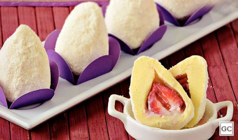Coxinha de leite em p&oacute; recheada com morango &ndash; Foto: Guia da Cozinha