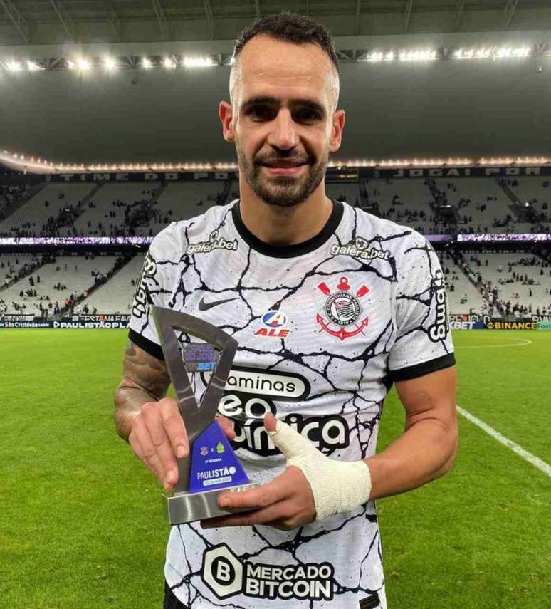 Renato Augusto segurando o prêmio de Craque do Jogo (Foto: FelipeSzpak/ Ag. Corinthians)