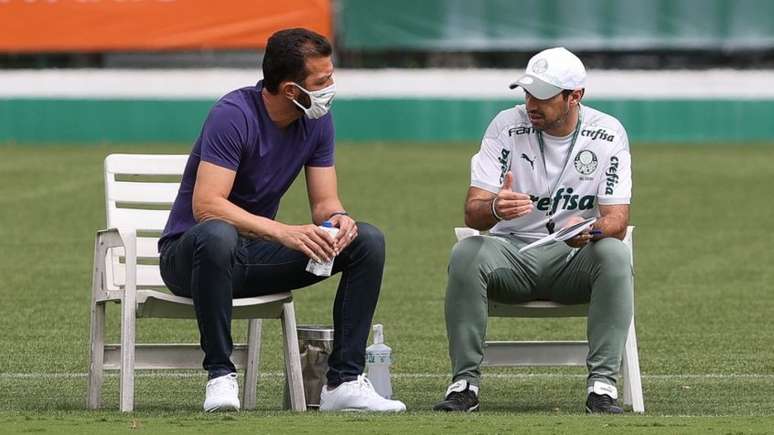 Edu Dracena em conversa com Abel Ferreira enquanto dirigente do Palmeiras (Foto: Cesar Greco/SE Palmeiras)