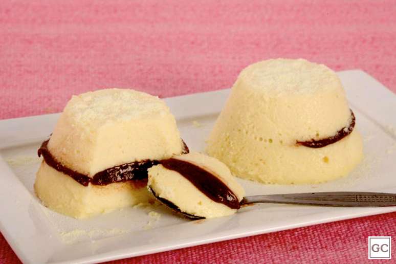 Minipudim de leite em p&oacute; trufado &ndash; Foto: Guia da Cozinha