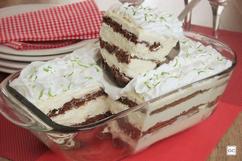 Pav&ecirc; de leite em p&oacute; com lim&atilde;o e chocolate &ndash; Foto: Guia da Cozinha