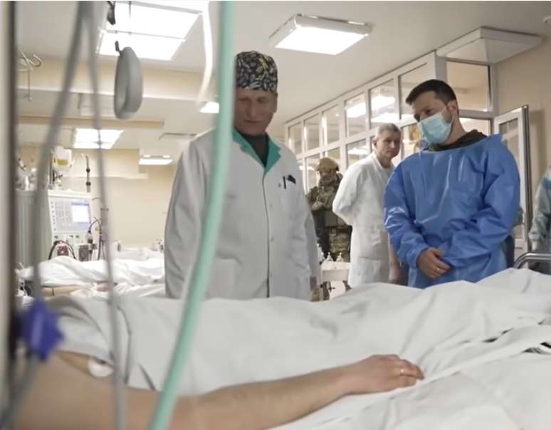 Zelensky visita soldados feridos em Kiev