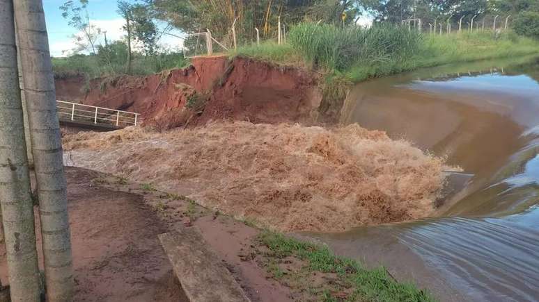 Barragem do Balne&aacute;rio Municipal de Quat&aacute;, no interior de S&atilde;o Paulo, n&atilde;o resistiu ao grande ac&uacute;mulo de &aacute;gua e se rompeu durante o temporal