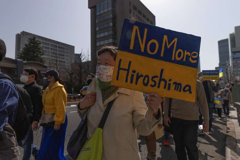 Em Tóquio e em outras partes do Japão, manifestantes protestaram contra Putin e o possível uso de armas nucleares