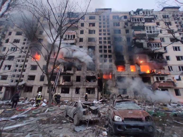 Prédio residencial foi alvo de ataque em Kiev 