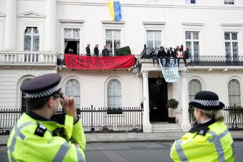 Pol&iacute;cias brit&acirc;nicos observam manifesta&ccedil;&atilde;o em casa de bilion&aacute;rio