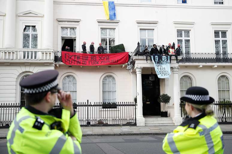 Polícias britânicos observam manifestação em casa de bilionário