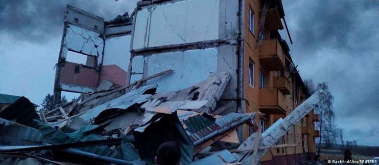 Edifício destruído após ataque contra base militar em Yavoriv