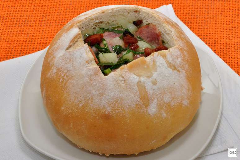Caldo verde com bacon no pão italiano – Foto: Guia da Cozinha