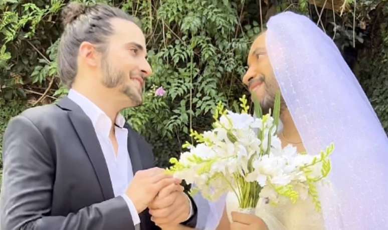 Fiuk e Gil do Vigor encenaram uma cerimônia de casamento; brincadeira terá vários episódios.