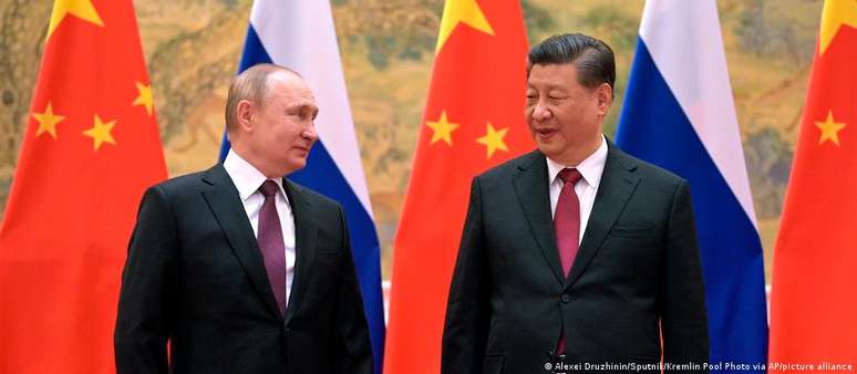 Presidentes Vladimir Putin e Xi Jinping em 04/02,2022, em Pequim