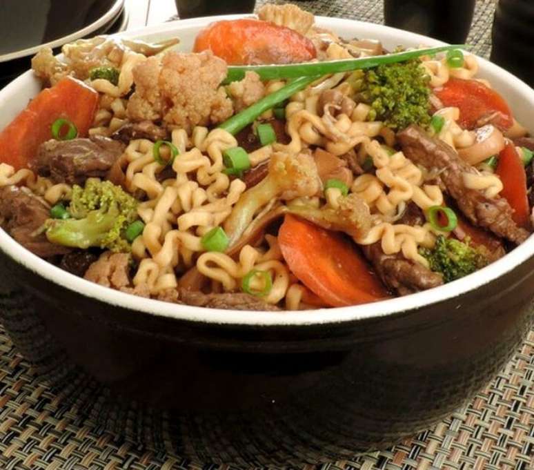 Yakisoba com coxão mole em tiras (Reprodução / Guia da Cozinha)