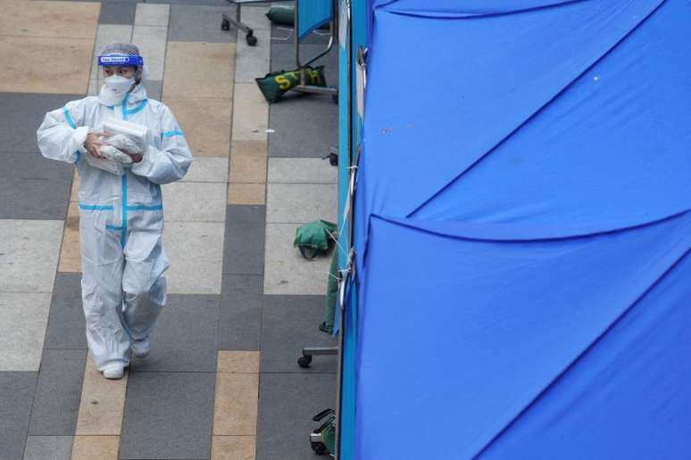 Profissional de saúde caminha perto de centro de testagem para a Covid-19 em Hong Kong
07/02/2022 
REUTERS/Lam Yik